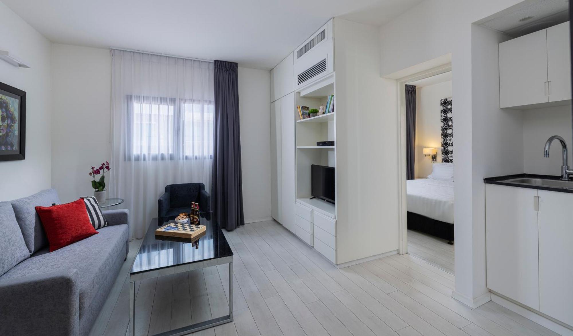Junior Queen Suite