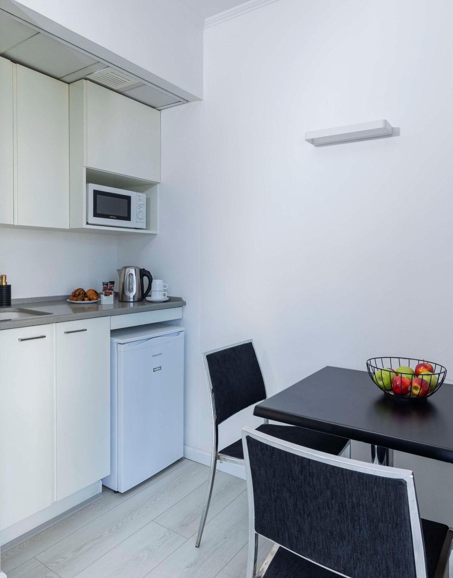 Executive One-Bedroom Suite Balcony Kitchenette & Sea View