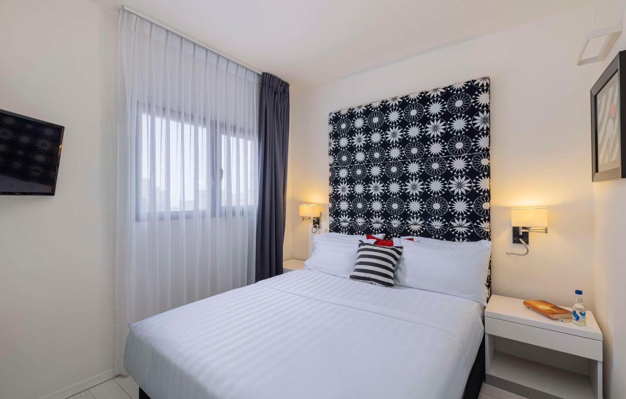 Junior Queen Suite