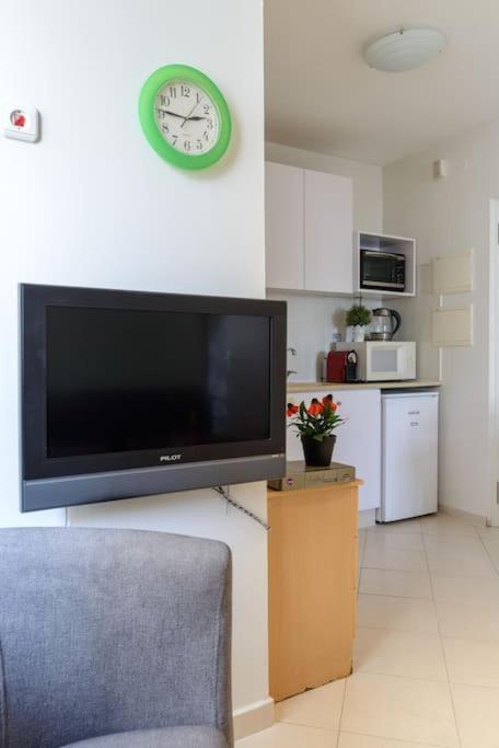 One-Bedroom Apartment 210 Hayarkon One-Bedroom Apartment
